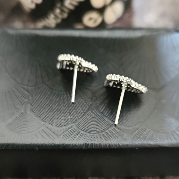 dainty heart earrings ๐ค - Picture 5 of 7